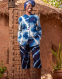 Ensemble  Long- sleeved buttoned jacket;  Capri pants